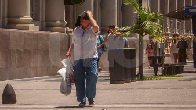 El SMN emitió una nueva advertencia ante la ola de calor que azota a la provincia y la región.