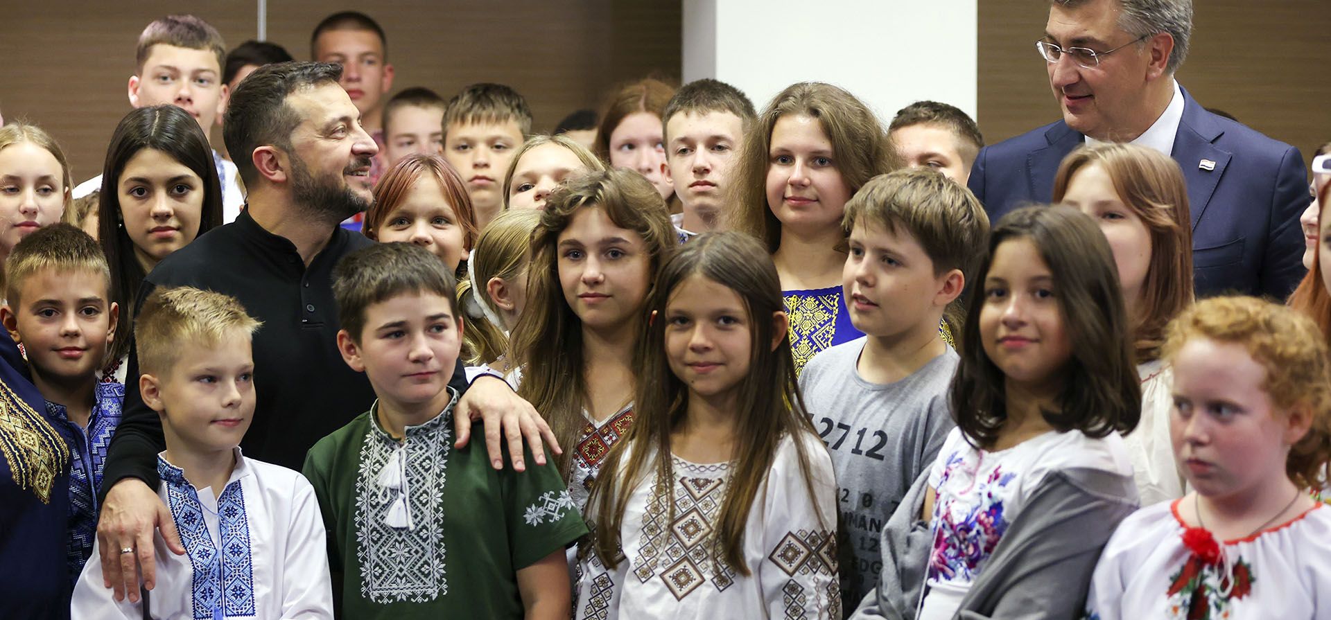 El presidente ucraniano, Volodymyr Zelenskyy y el primer ministro croata, Andrej Plenkovic, posan con escolares ucranianos que están de vacaciones en Croacia, en la cumbre Ucrania-Sudeste de Europa en Dubrovnik, Croacia, el miércoles 9 de octubre de 2024. (Damir Sencar/Pool Photo via AP) El presidente ucraniano, Volodymyr Zelenskyy y el primer ministro croata, Andrej Plenkovic, posan con escolares ucranianos que están de vacaciones en Croacia, en la cumbre Ucrania-Sudeste de Europa en Dubrovnik, Croacia, el miércoles 9 de octubre de 2024. (Damir Sencar/Pool Photo via AP)