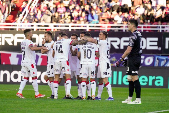 Los jugadores leprosos festejan el tanto del Colo Ramírez.