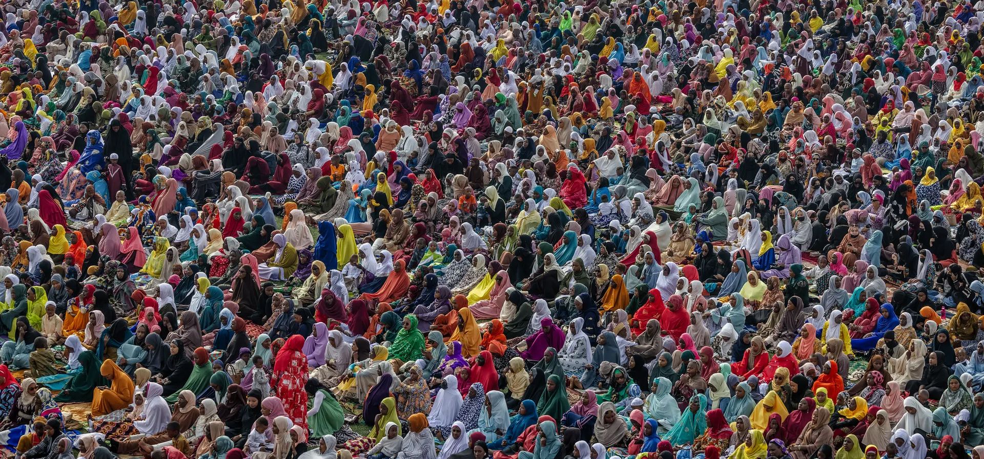Las mujeres musulmanas se reúnen para una oración matutina especial por Eid al-Fitr, que marca el final del mes sagrado del Ramadán, en el Estadio Pelé de Kigali, Ruanda. Fotografía: Luis Tato/AFP/Getty Images Las mujeres musulmanas se reúnen para una oración matutina especial por Eid al-Fitr, que marca el final del mes sagrado del Ramadán, en el Estadio Pelé de Kigali, Ruanda. Fotografía: Luis Tato/AFP/Getty Images