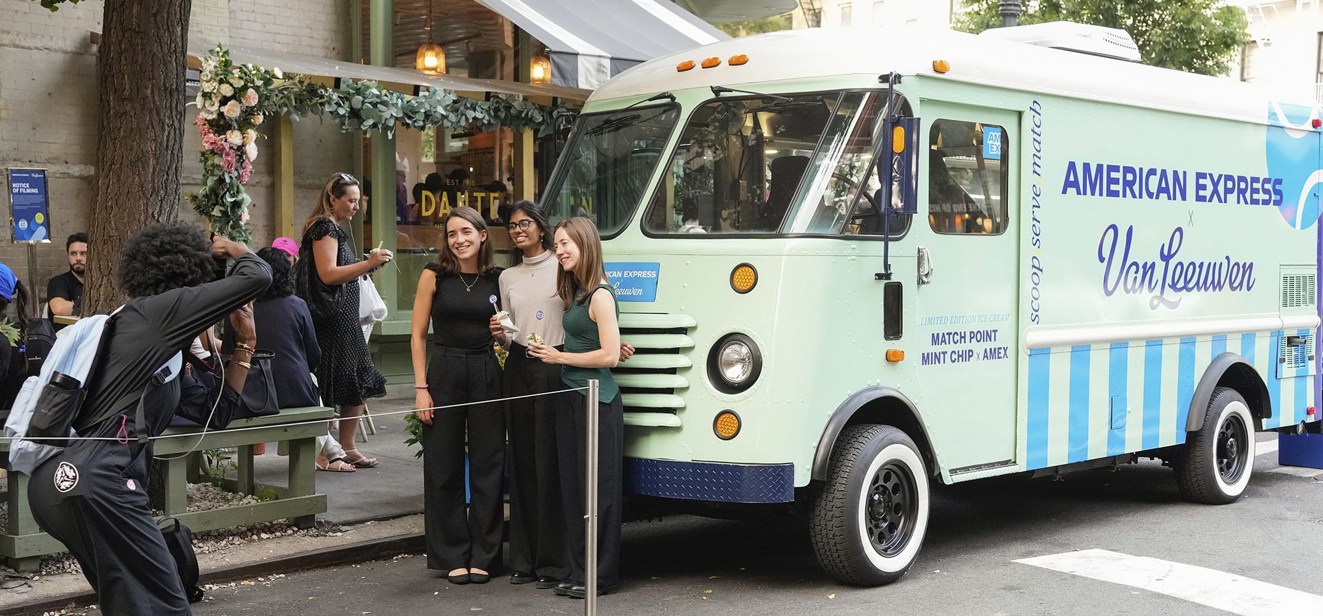 American Express presenta un helado de edición limitada inspirado en el tenis con una experiencia de camión de helados emergente en Nueva York para los titulares de la tarjeta y los fanáticos, antes de llegar a heladerías selectas de Van Leeuwen a partir del 26 de agosto. (Charles Sykes/AP Content Services para American Express) American Express presenta un helado de edición limitada inspirado en el tenis con una experiencia de camión de helados emergente en Nueva York para los titulares de la tarjeta y los fanáticos, antes de llegar a heladerías selectas de Van Leeuwen a partir del 26 de agosto. (Charles Sykes/AP Content Services para American Express)