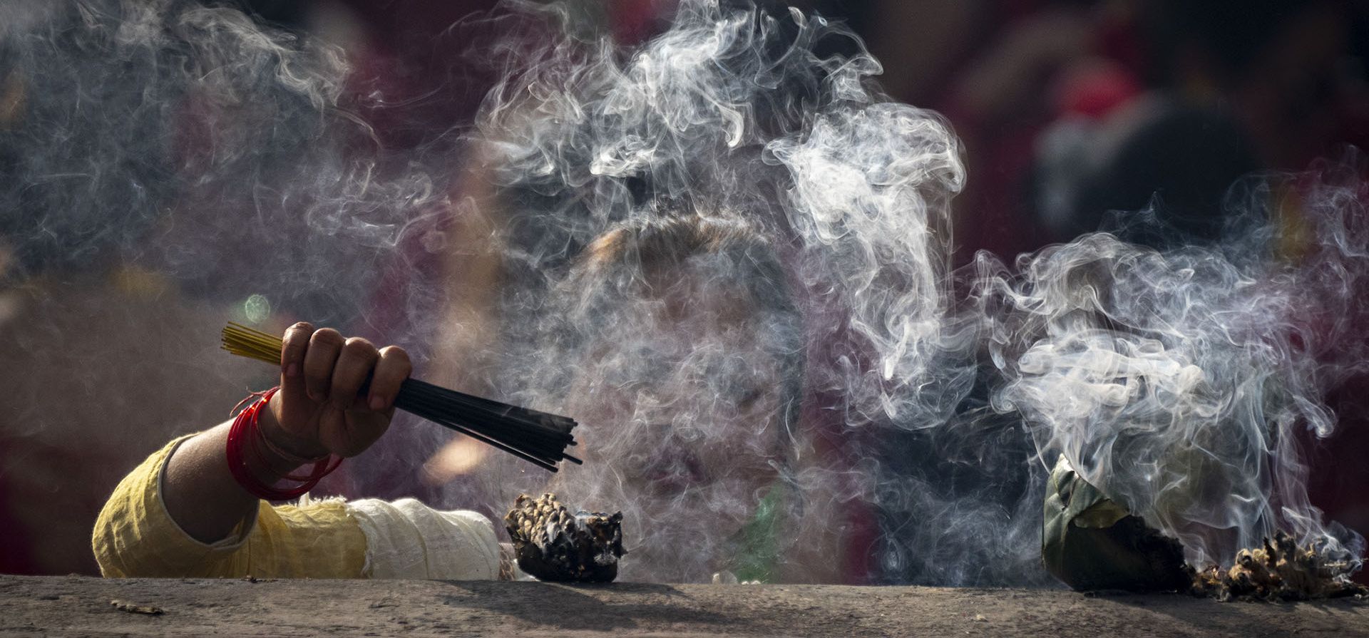Una mujer nepalí enciende varillas de incienso y ofrece oraciones en el templo Pashupatinath durante las celebraciones del festival Teej en Katmandú, Nepal, el viernes 6 de septiembre de 2024. (Foto AP/Niranjan Shrestha) Una mujer nepalí enciende varillas de incienso y ofrece oraciones en el templo Pashupatinath durante las celebraciones del festival Teej en Katmandú, Nepal, el viernes 6 de septiembre de 2024. (Foto AP/Niranjan Shrestha)
