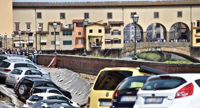Un desplazamiento de tierra se traga una veintena de autos y deja un socavón de 200 metros en el centro de Florencia