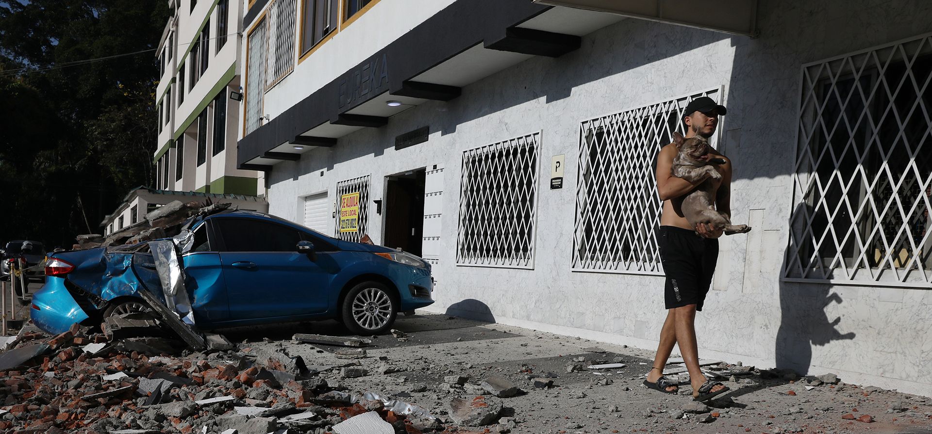 Un hombre carga a su perro después de que un terremoto azotara Cali, Colombia, el lunes 10 de agosto de 2026. (AP Foto/Santiago Saldarriaga) Un hombre carga a su perro después de que un terremoto azotara Cali, Colombia, el lunes 10 de agosto de 2026. (AP Foto/Santiago Saldarriaga)