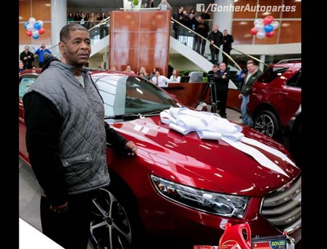 James Robertson caminó 34 km diarios hasta su trabajo durante 10 años y Ford decidió regalarle un Taurus rojo.