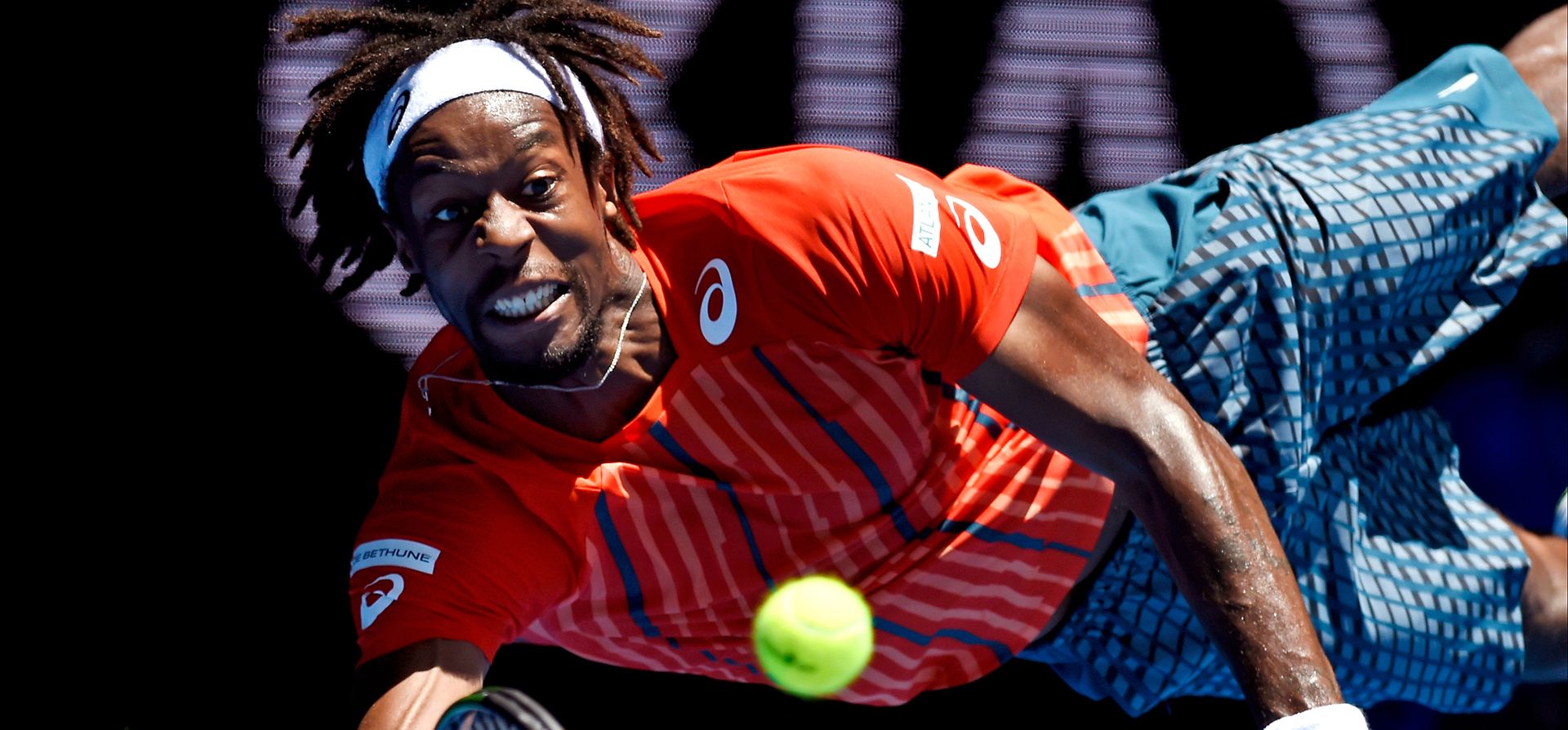 Gael Monfils regresa ante Andrey Kuznetsov durante la cuarta ronda del Abierto de Australia, el lunes 25 de enero de 2026, en Melbourne. (Foto AP/Andrew Brownbill)