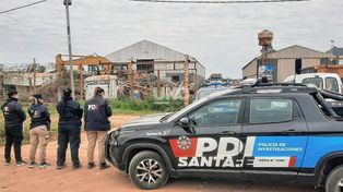 B° Los Hornos: aprehendieron a dos hombres investigados por balear una vivienda y amenazar a sus moradores