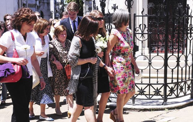 Familiares cercanos despidieron los restos de Lola Chomnalez al mediodía del sábado en el cementerio porteño.