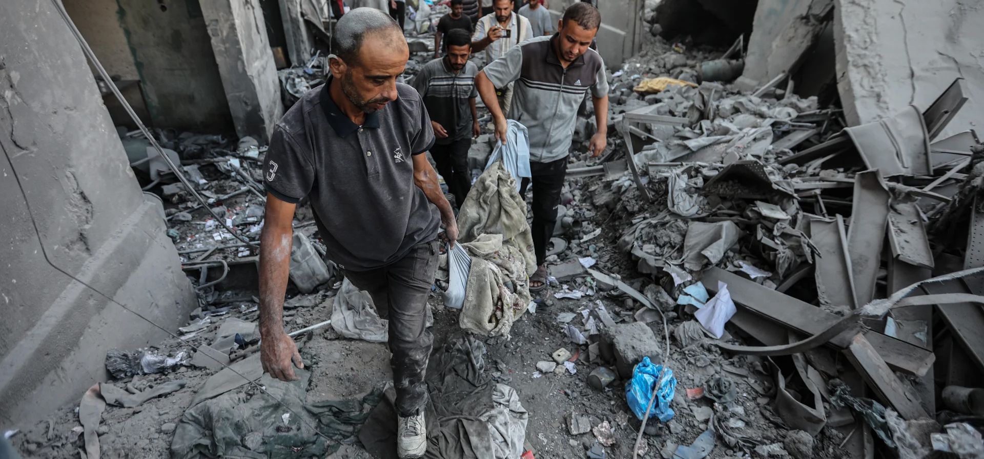 Retiran cuerpos de los escombros después de que un ataque israelí en el mercado de Firas dejara 20 muertos, Ciudad de Gaza, Gaza. Fotografía: Hamza Z H Qraiqea/Anadolu/Getty Retiran cuerpos de los escombros después de que un ataque israelí en el mercado de Firas dejara 20 muertos, Ciudad de Gaza, Gaza. Fotografía: Hamza Z H Qraiqea/Anadolu/Getty