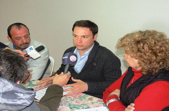 Propuesta. El senador junto a representantes de una liga de