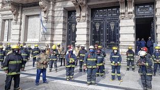 Bomberos voluntarios reclamaron ser vacunados con un abrazo a la Casa de Gobierno