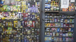 Las golosinas, chocolates y cigarrillos económicos son los productos que sostienen el consumo en kioscos en un marco recesivo donde los clientes buscan precio.