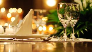 Navidad: cenar fuera de casa  ronda entre los $700 a $1.700