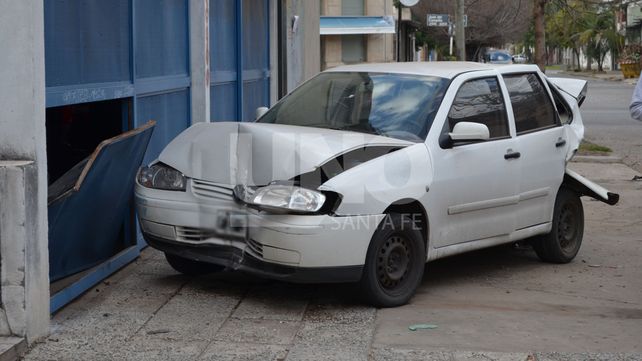 Accidente en Bº Candioti Norte: chocó dos autos estacionados sobre calle Belgrano