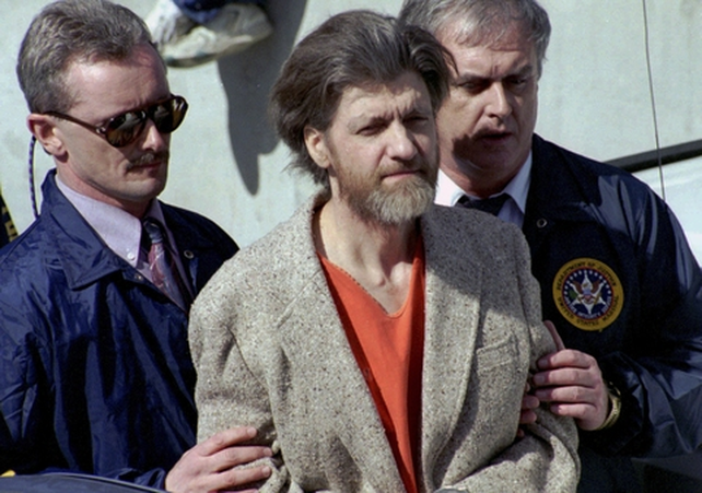 Kaczynski es retirado de una audiencia judicial en abril de 1996. En 1998 fue condenado a cadena perpetua. Murió en prisión.&nbsp;