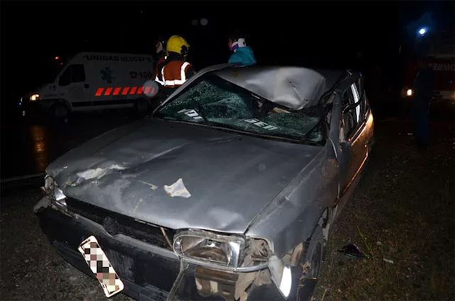Chubut: chocó a un caballo en la ruta 40 y el animal quedó inscrustado en la camioneta