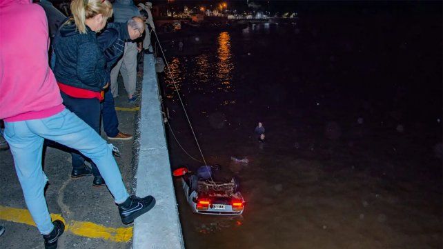 El accidente fatal ocurrió en la madrugada de este sábado en La Paz. Testigos indicaron que la víctima quiso estacionar y realizó una mala maniobra que terminó en tragedia