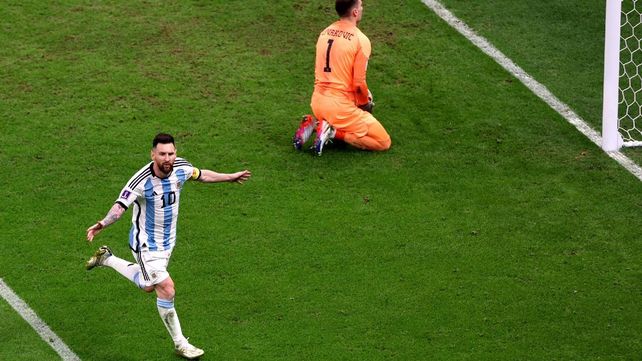 Lionel Messi acaba de convertir de penal y superar así a Gabriel Batistuta como máximo goleador histórico de la selección.