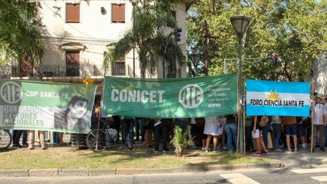 Los empleados nacionales despedidos de Santa Fe preparan una movilización para este viernes.&nbsp;