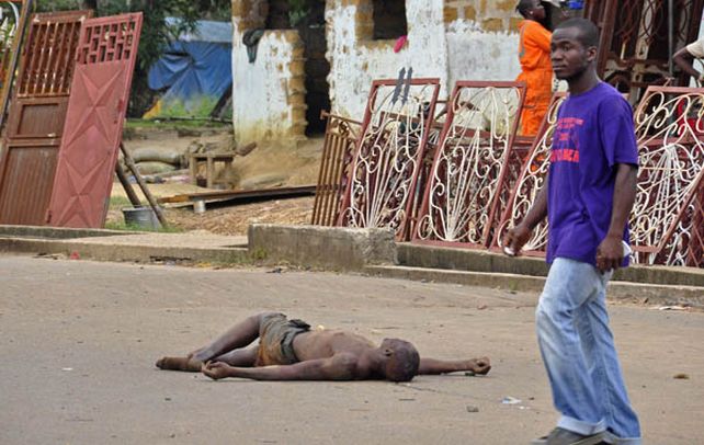 Familiares de víctimas del ébola en Liberia desafiaban las órdenes de cuarentena del gobierno y dejaban cadáveres infectados en las calles.