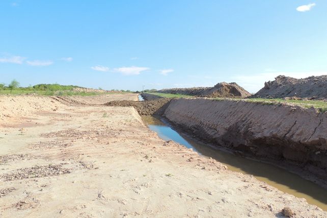 Se removió el tapón clandestino construido sobre el Río Salado
