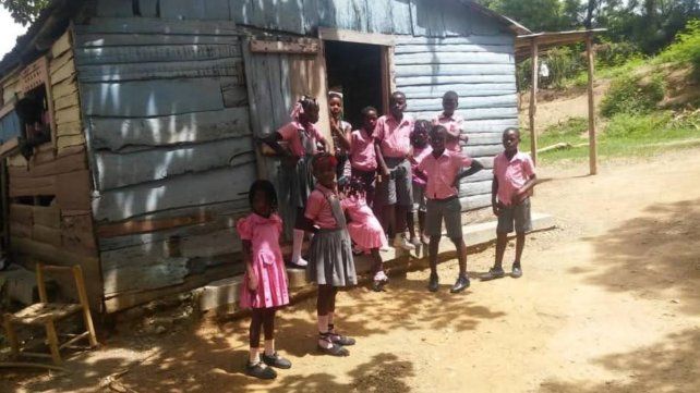 DE CHAPA Y MADERA. Un entrerriano fundó una escuela primaria en Haití