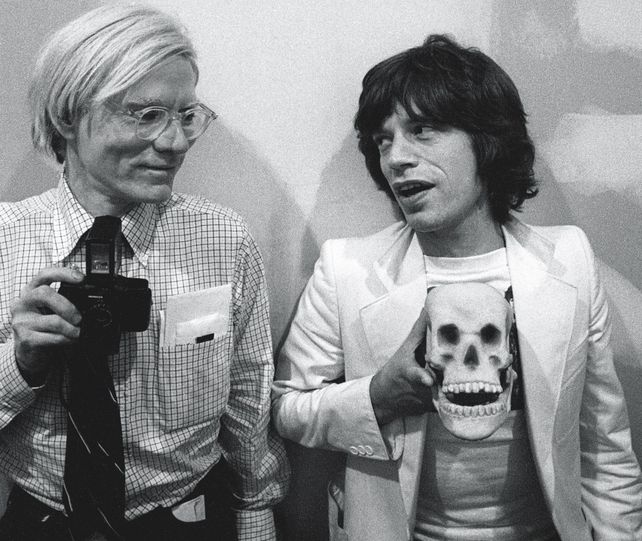 Warhol diseñó la portada de “Sticky Fingers” de los Rolling Stones. En la foto con Mick Jagger.