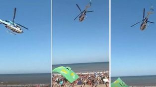Video: polémica por una peligrosa maniobra del helicóptero de Berni que hizo volar sombrillas en la playa