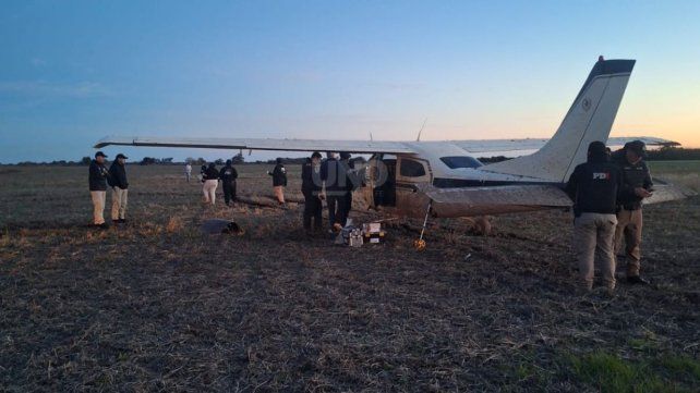 Misterio en San Justo: hallaron una avioneta abandonada en un campo de Cayastacito e investigan un golpe narco.
