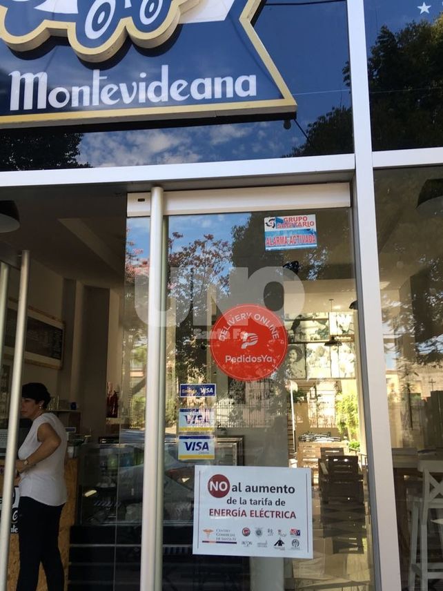 Con carteles en las vidrieras, los comercios santafesinos se quejan de las tarifas eléctricas