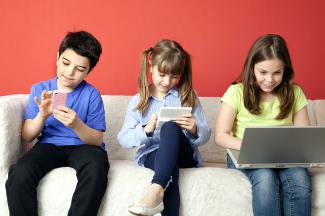 Los nativos digitales viven inmersos en las tecnologías de comunicación. Estas son una puerta a la lectura y no solo a los juegos.