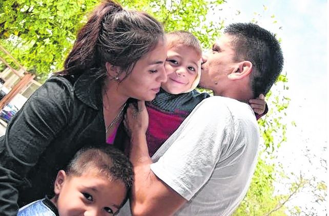 final feliz. Claudio Flores besa a Bastián junto a Celina