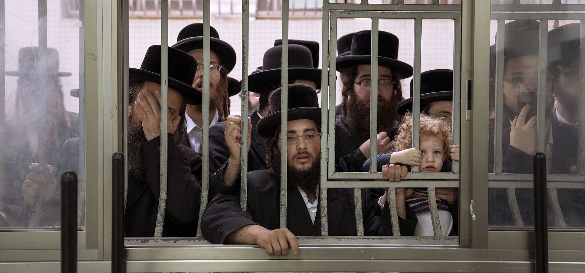 Judíos ultraortodoxos observan sus votos de rabino durante las elecciones de Israel en Bnei Brak, el martes 1 de noviembre de 2022. Israel celebra su quinta elección en menos de cuatro años. (Foto AP/Oded Balilty)