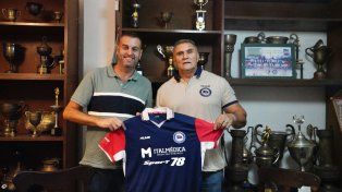 El presidente Omar Vicente y Arnaldo Sialle con la camiseta de Central Córdoba.