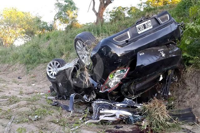 Así quedó el auto en donde viajaban los jóvenes tras el impacto. Gentileza www.reconquista.com.ar