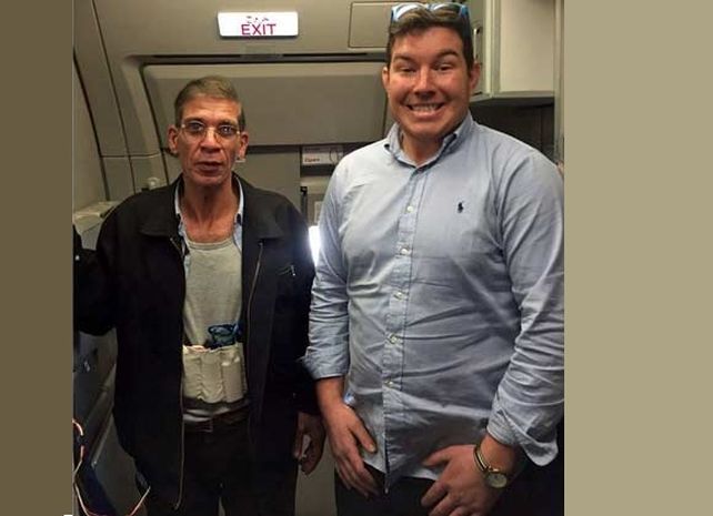 El secuestrador Seif Eldin Mustafa y el pasajero Benn Innes en la foto para el recuerdo.