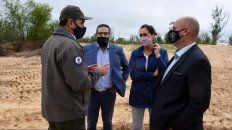 La ministra de Medio Ambiente, Érika Gonnet, con funcionarios de Parques Nacionales en la isla Sabino Corsi. La ministra de Medio Ambiente, Érika Gonnet, con funcionarios de Parques Nacionales en la isla Sabino Corsi.