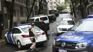 El cuerpo del delincuente yace en el piso en la esquina de Tucumán y avenida Belgrano. Recibió al menos un disparo en el pecho tras tirotearse con un policía retirado en un presunto intento de robo.   