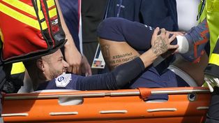 El brasileño Neymar se pierde el resto de la temporada por una operación