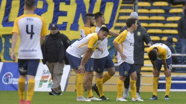 Desconsuelo. Los jugadores canallas son el fiel reflejo de la tristeza ni bien el árbitro Pablo Díaz pitó el final del partido.