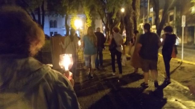 La ronda cruzó la plaza una vez más.&nbsp;