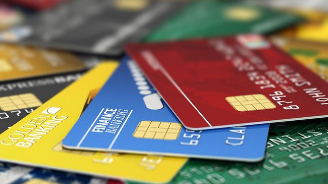 Descubren a dos mujeres y un hombre cuando compraban en un súper con tarjeta trucha