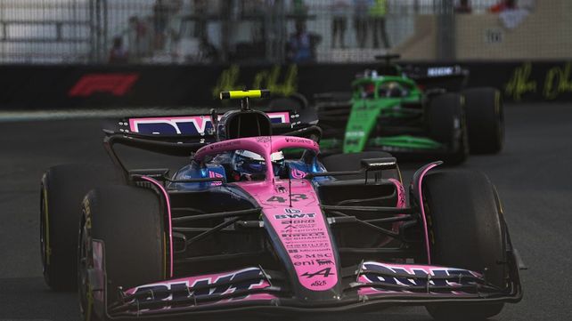 Franco Colapinto circula en Abu Dabi delante de uno de los Sauber. El argentino solo fue mejor que Pierre Gasly.