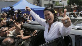 Keiko Fujimori y López Aliaga lideran en Perú, lejos de ganar en primera vuelta