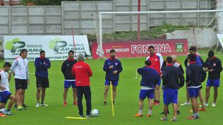 Presionado. Atlético Paraná desconoce la victoria en la temporada. Por eso estará obligado a sumar los tres puntos esta noche en el estadio Pedro Mutio.&nbsp;