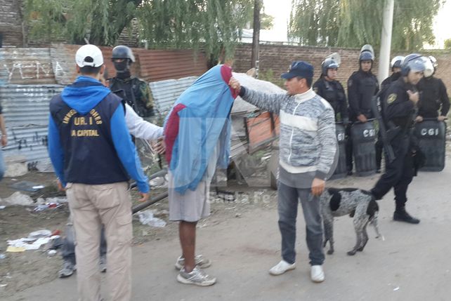 Uno de los detenidos duante los allanamientos.