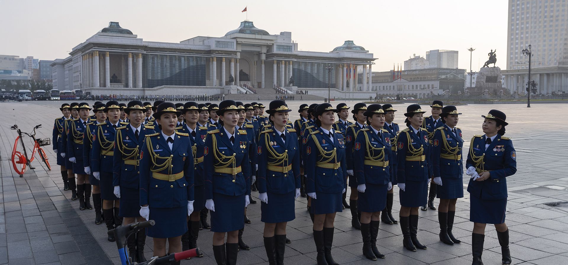Mujeres mongolas uniformadas ensayan para el próximo Día de la Bandera Nacional frente al Palacio de Gobierno en la plaza Sukhbaatar en Ulán Bator, Mongolia, el miércoles 3 de julio de 2024. (Foto AP/Ng Han Guan)