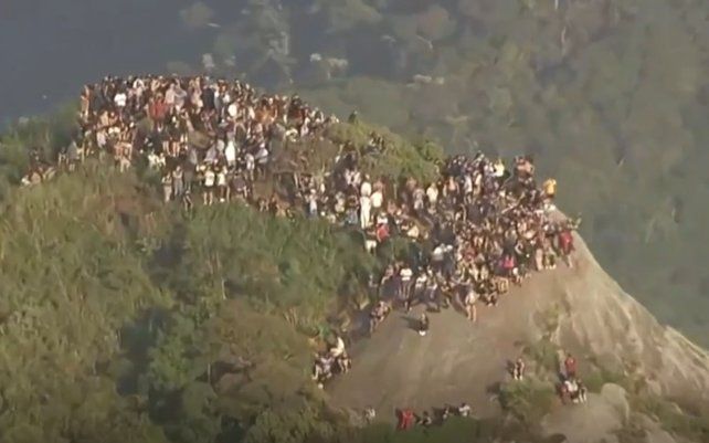 Un tiroteo en un morro de Rio de Janeiro dejó turistas varados en la cima