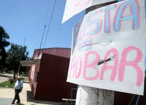 En un barrio le piden a los ladrones con carteles que dejen de robar