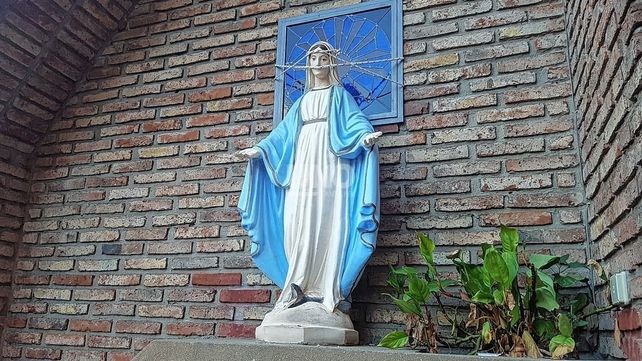 La imagen de la Virgen que fue decapitada en medio de su restauración